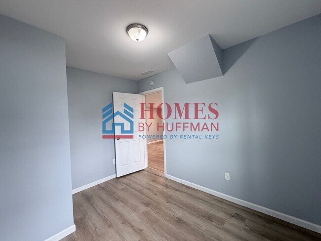 Building Photo - Three Bedroom House | Now Available