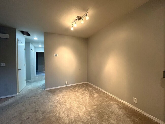 Building Photo - 2 Bed 2 Bath Corner Condo ~ Cedar Mill w/ Washer & Dryer, Parking and Pool! Convenient to Nike, S...