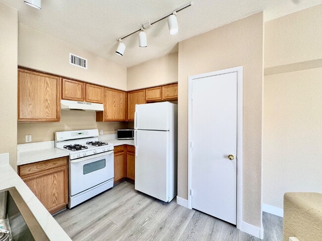 Building Photo - DOWNSTAIRS CONDO | GATED COMMUNITY | CENTENNIAL HILLS | UPDATED 3 BEDROOM