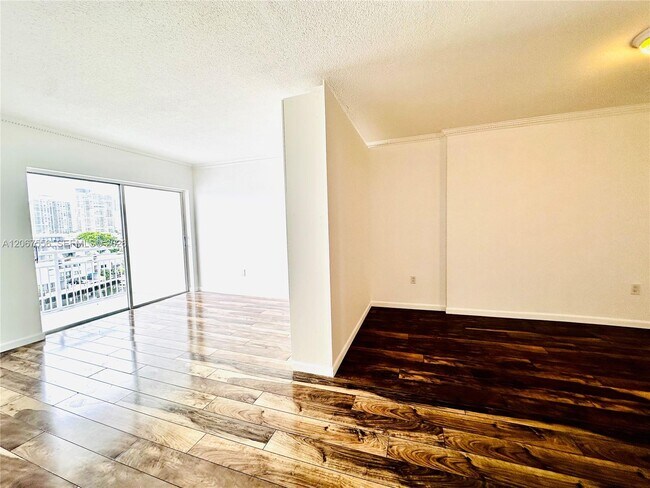Building Photo - 400 Kings Point Dr