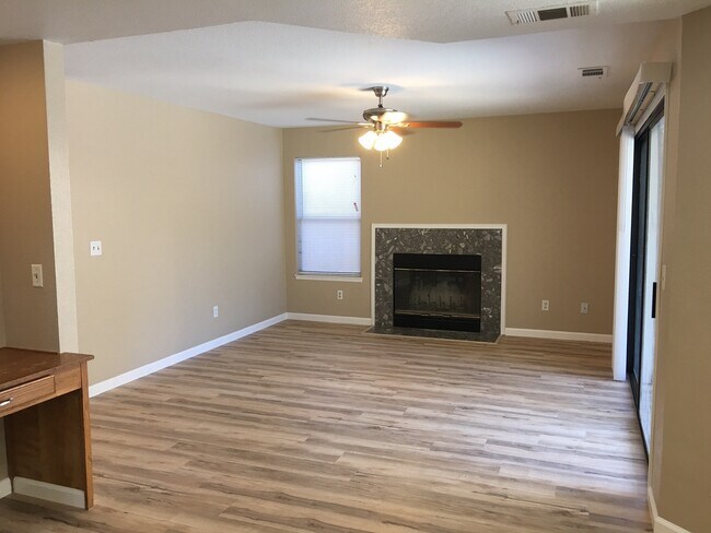 Building Photo - Large two story near the mall!