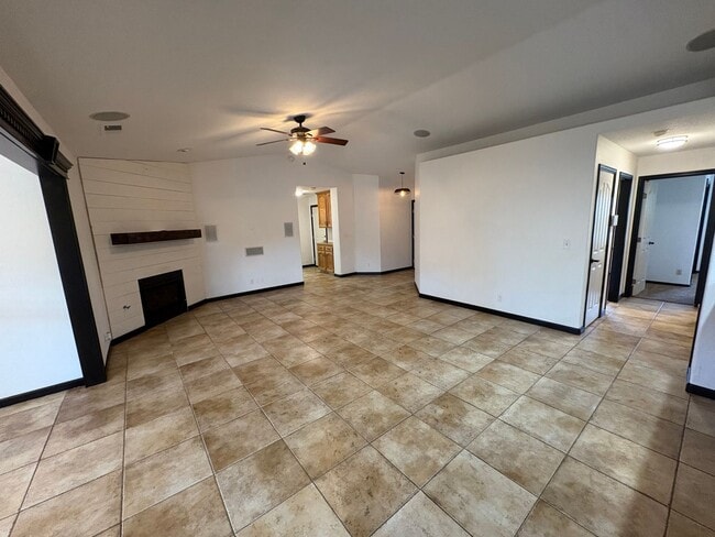 Building Photo - NW Visalia Home coming soon!