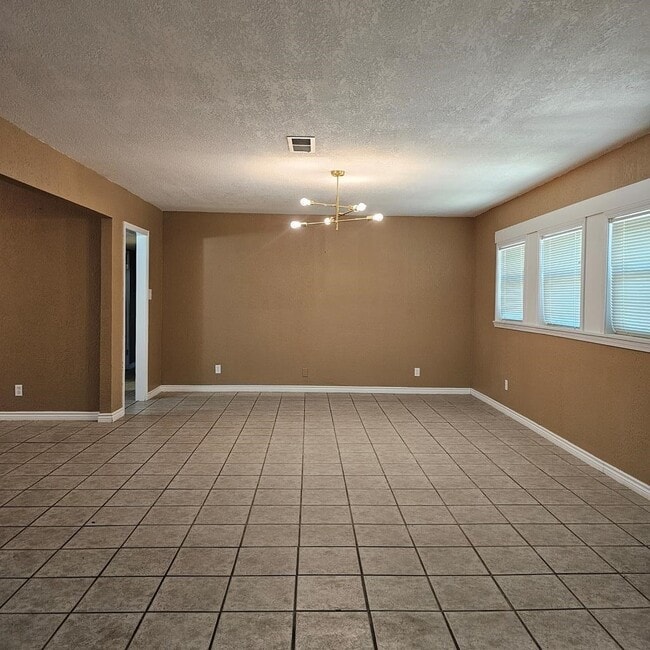 Building Photo - 801 W Golf Course Rd