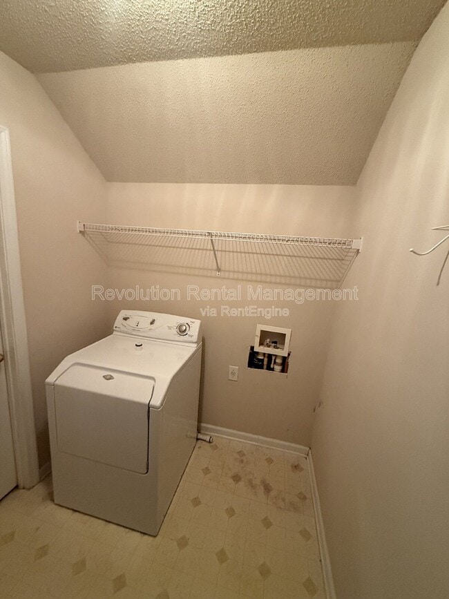 Building Photo - 3045 Lakeside Cir