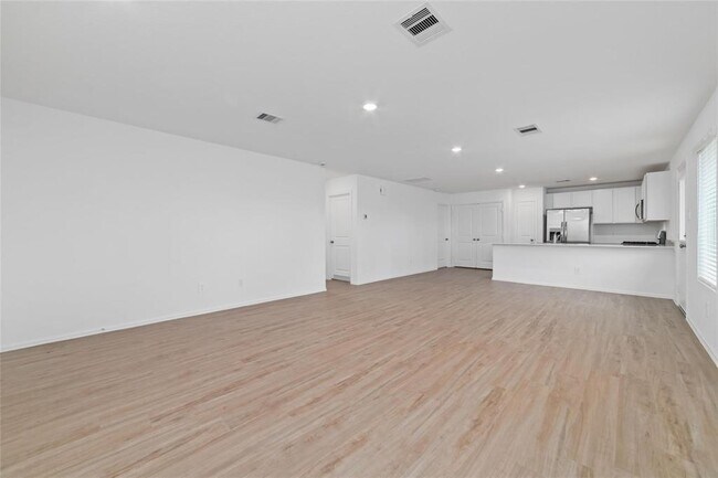 Building Photo - 2902 Mallorca Dr