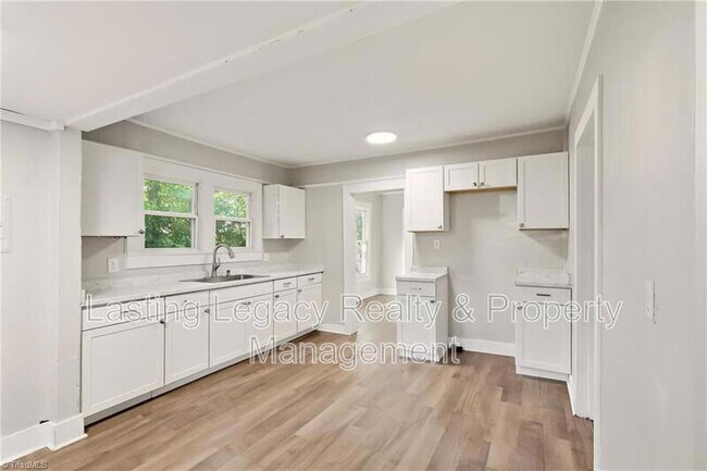 Building Photo - 2051 Bloomfield Dr