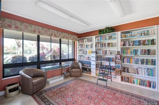 Building Photo - 511 SW South River Dr