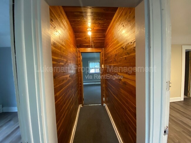 Building Photo - 513 Village St