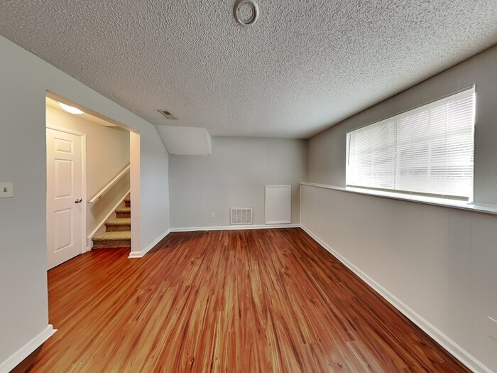 Building Photo - 3025 Oneida Rd