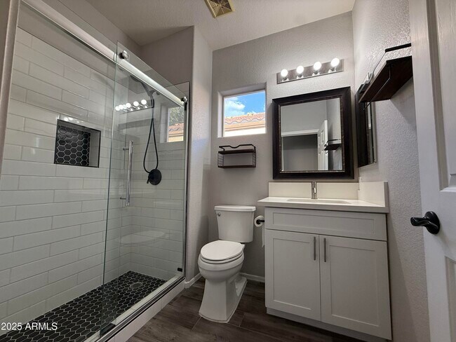 Building Photo - 885 E Cherry Hills Dr