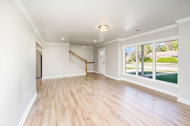 Building Photo - 358 Sheridan Dr