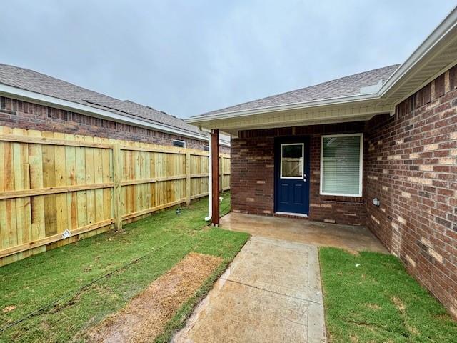 Building Photo - 2440 N Raven Ln