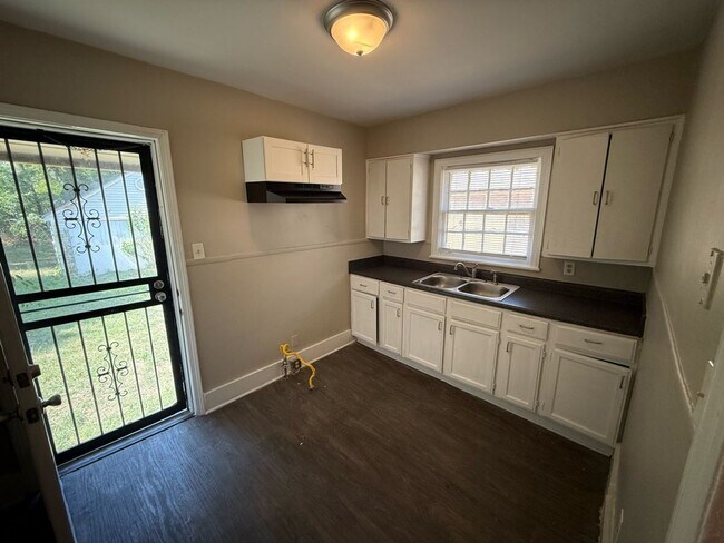 Building Photo - Great family-friendly home with 3 beds and...