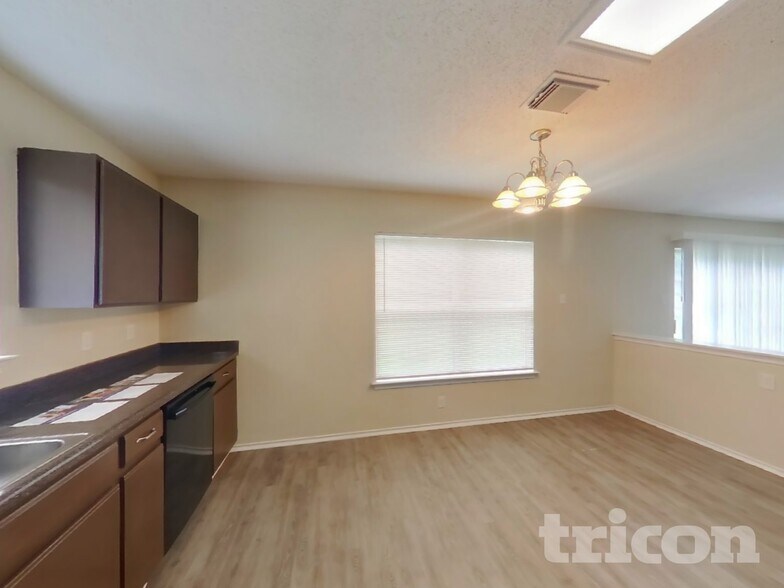 Building Photo - 10102 Silverwagon San Antonio TX