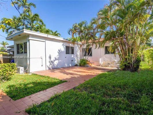 Building Photo - 2520 SW 22nd Terrace