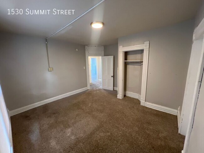 Building Photo - 1530 Summit St