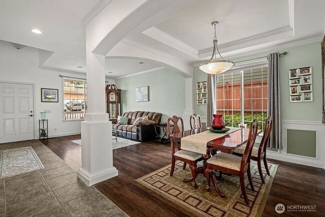 Building Photo - Beautiful Craftsman Marysville!