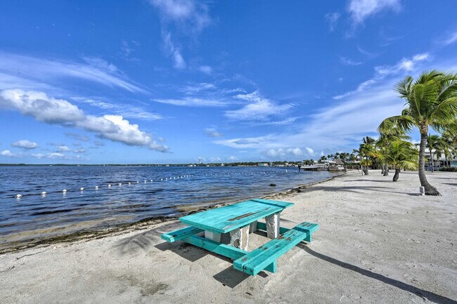 Building Photo - 134 1st Ct