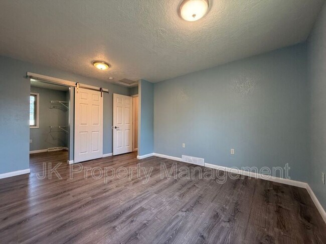 Building Photo - 105 Riverview Dr W