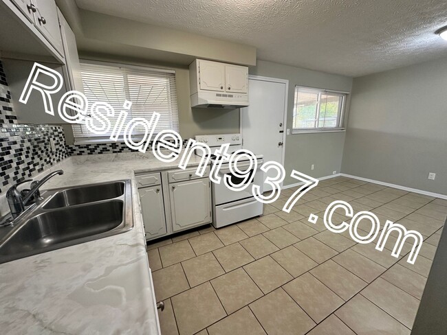 Building Photo - 3 bed 2 bath Home