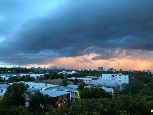 Building Photo - 6900 Bay Dr