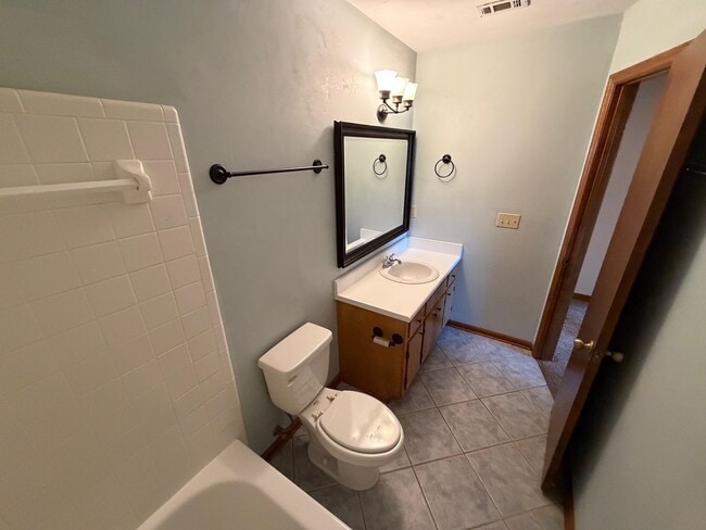 Building Photo - 3207 Shamrock St E