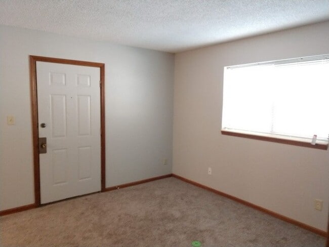 Building Photo - 4 Bedroom Apartment in Central MHK - Near Aggieville!