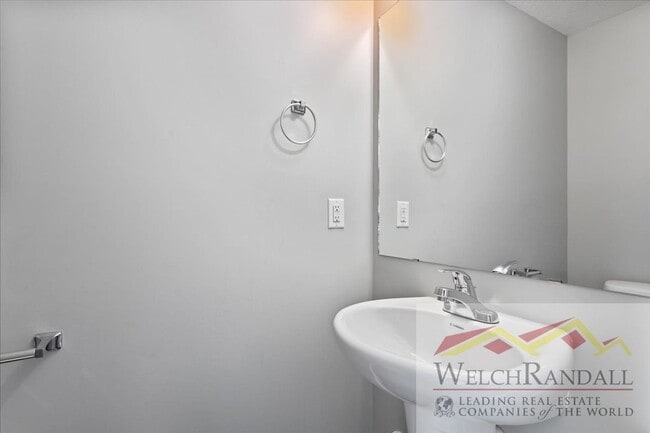 Building Photo - Beautiful Townhome in Sunset