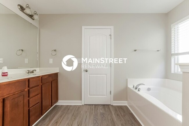 Building Photo - 3 Bedroom Pet-Friendly Home in Charlotte, NC with Main Street Renewal