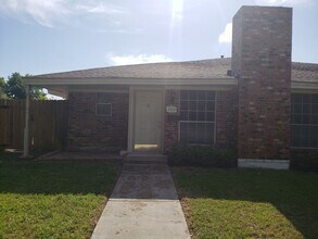 Building Photo - 704-706 Towne House Lane