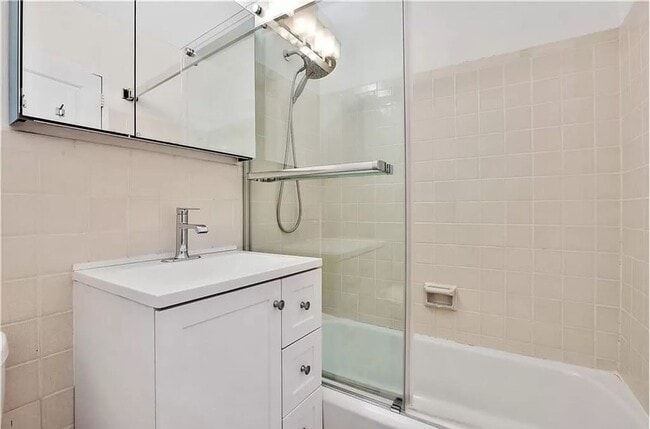 Building Photo - Large 1 Bedroom 1 Bathroom