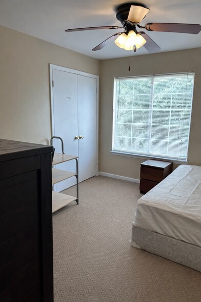 Building Photo - 220 Elm St