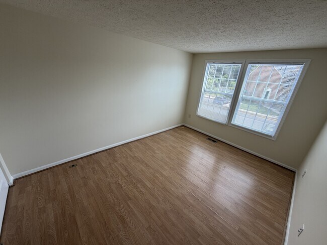Building Photo - 542 Hollyberry Way