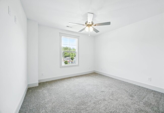 Building Photo - 3 Bedroom 2 1/2 Bath Luxury Home Near Madison Street!