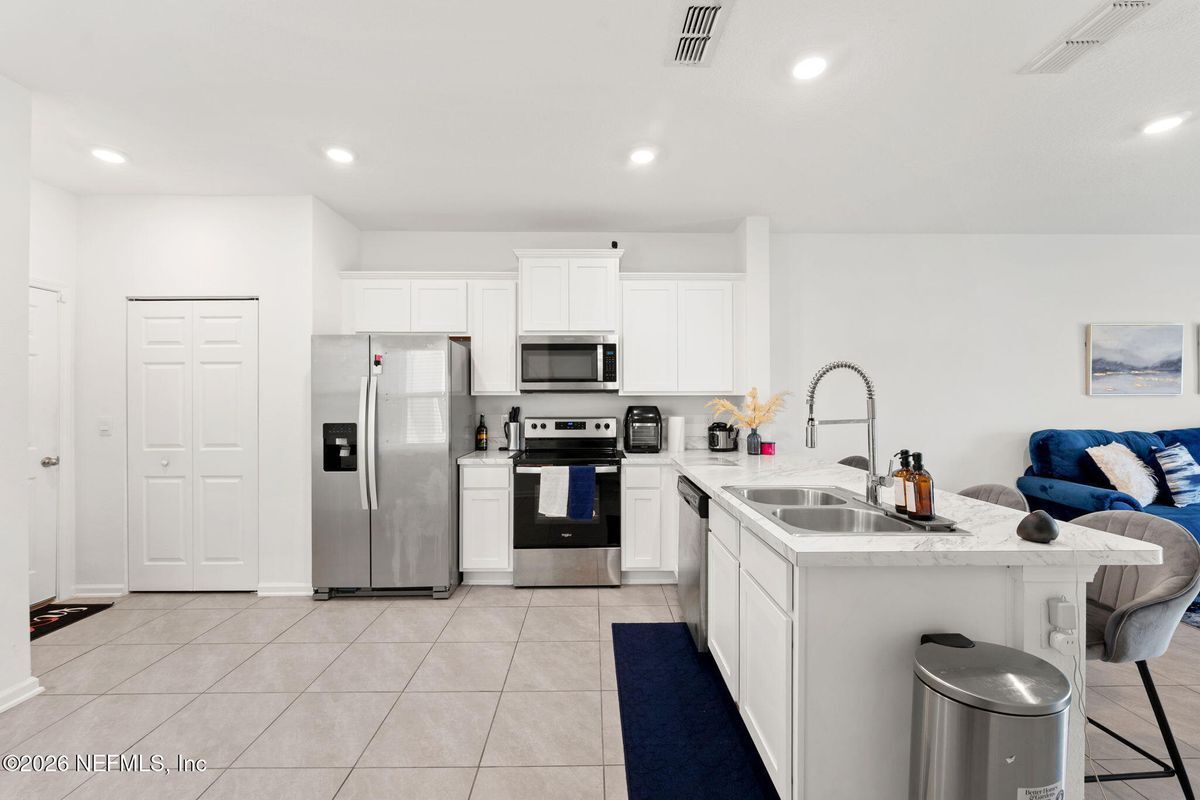 Building Photo - 9049 Gifford Dr
