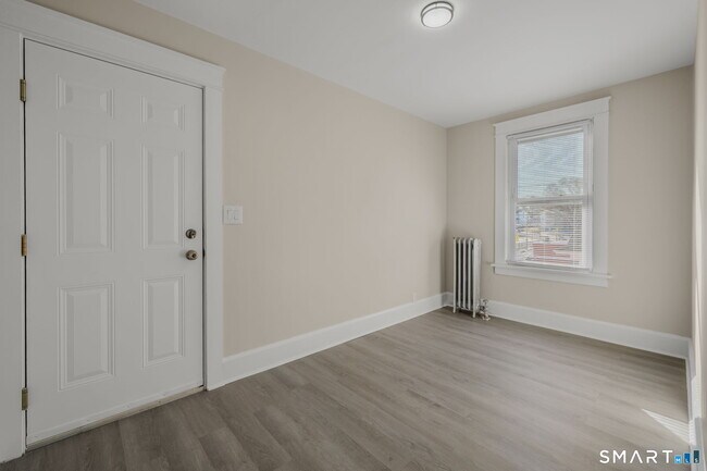 Building Photo - 113 Pequot Ave