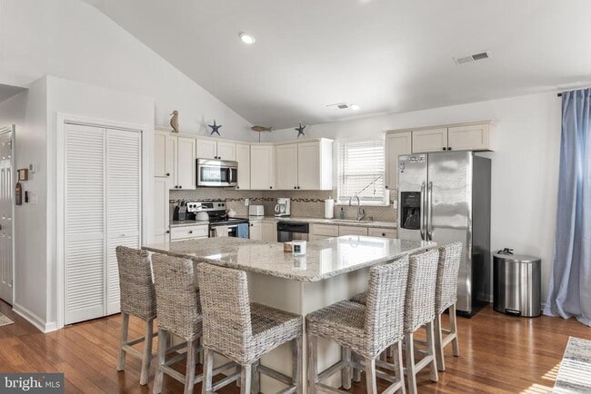 Primary Photo - 1527 Bay Ave