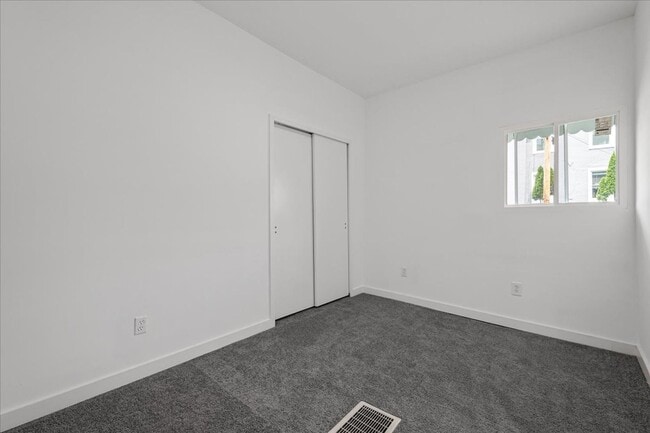 Building Photo - 640 Collins St