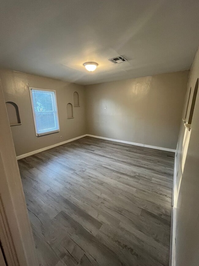 Building Photo - Beautiful upstairs 3 bed 1 bath apartment ...
