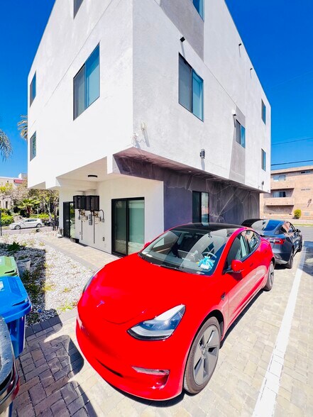 Building Photo - 4576 Oakwood Ave