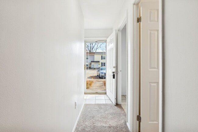 Building Photo - Cute townhome in Cavalier Manor!