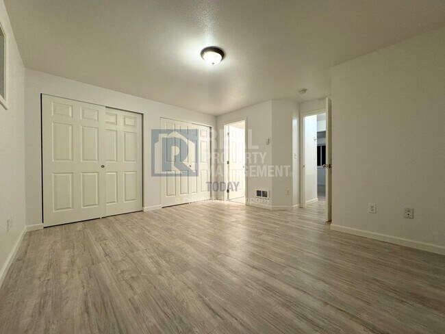 Building Photo - Spacious 3-Bedroom Townhome with Garage in Spanaway!