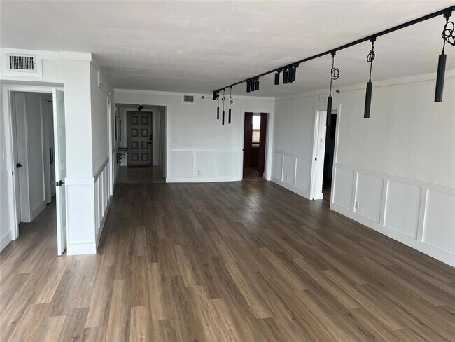 Building Photo - 3095 N Course Dr