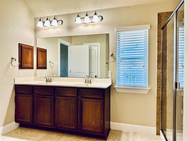 Building Photo - 520 Cerezo Dr