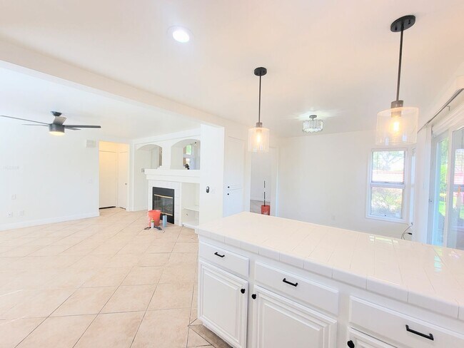 Building Photo - Gorgeous Paloma Del Sol Home - Newer paint...
