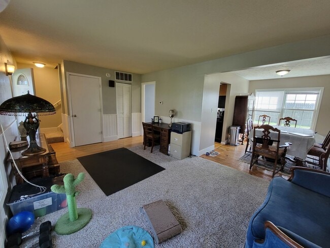Building Photo - Great 2-level on Champaign Outskirts