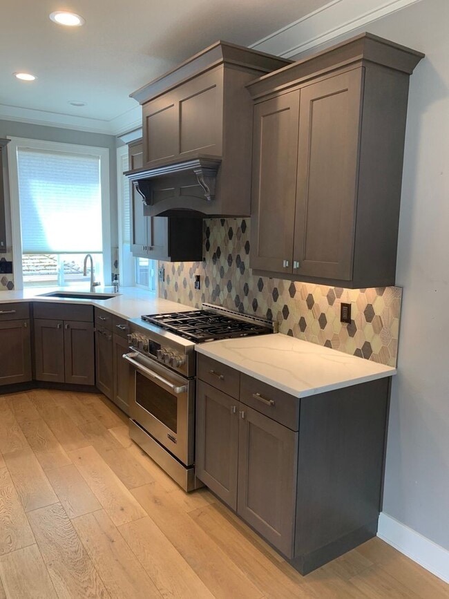 Building Photo - Montavilla Four Bedrooms, Four Bathrooms H...