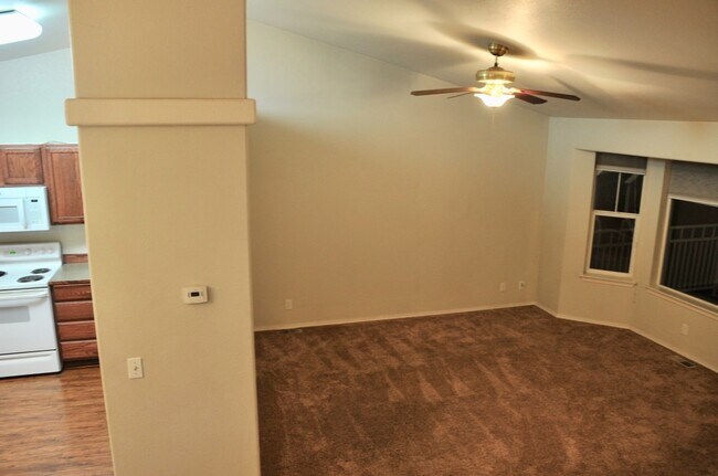 Building Photo - 4 bed 3 bath home with second living room