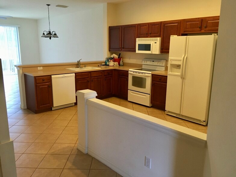 Building Photo - 8361 Village Edge Cir