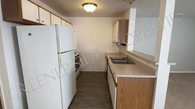 Kitchen - 677 Paradise Plz